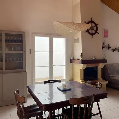 Maison Mitoyenne A Pres De La - 4 Personnes - Fr-1-823-149 Holiday home